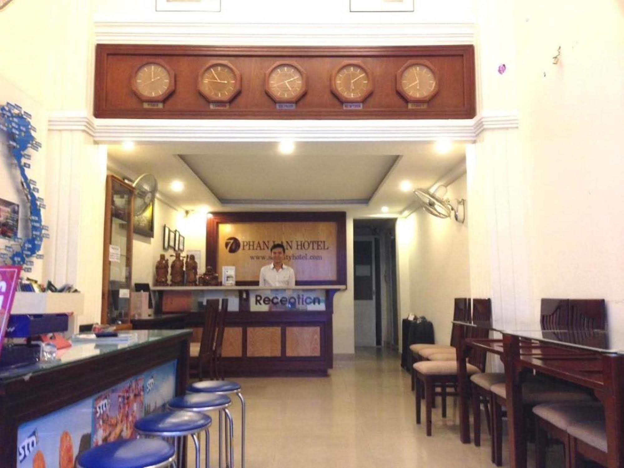 הו צ'י מין סיטי Oyo 438 Small Bay Hotel מראה חיצוני תמונה